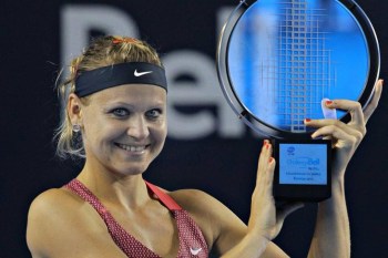 http://tennisandco.files.wordpress.com/2013/09/lucie-safarova-challenge-bell-trophy-in-quebec.jpg?w=350&h=233