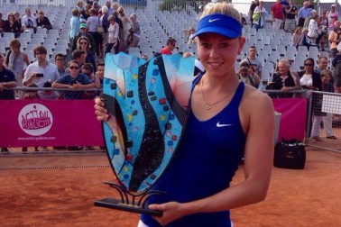 carina-witthoeft-saint-malo-itf-title-nike-blue-outfit-trophy